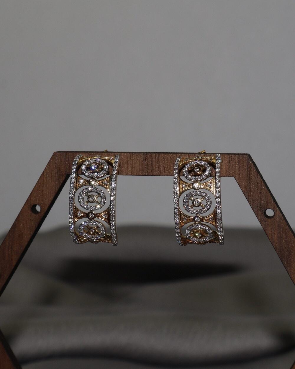 18k Yellow Gold Diamond Earrings 7.6G / 0.8in